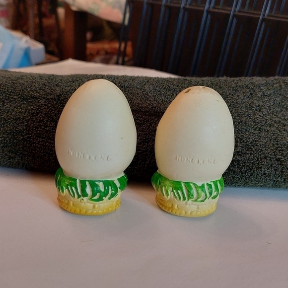 Vintage* 70s Egg-Shaped Humpty Dumpty Salt & Pepper Shakers - Picture 3 of 8